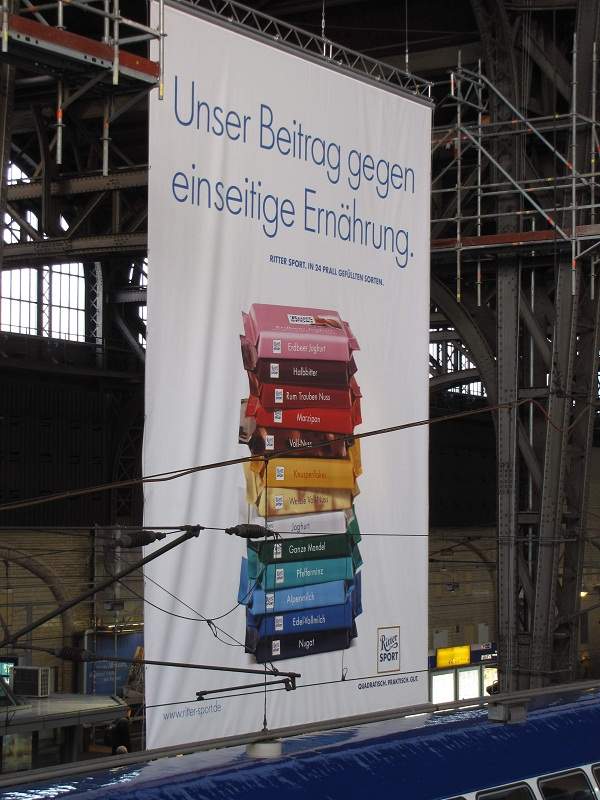 Reisebericht Hamburg 11 Bilderseiten Hauptbahnhof Hamburg Ritter Sport Werbung